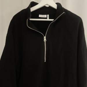 Svart oversized zip sweatshirt från Weekday, använd fåtal gånger🖤 Nypris: 400 