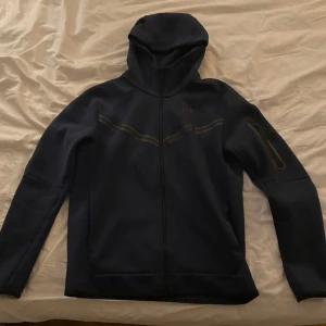 Nike tech fleece (M) - Tvättad 2 gånger  Nyskick inga fläckar Passar mig perfekt är 184cm Storlek medium 