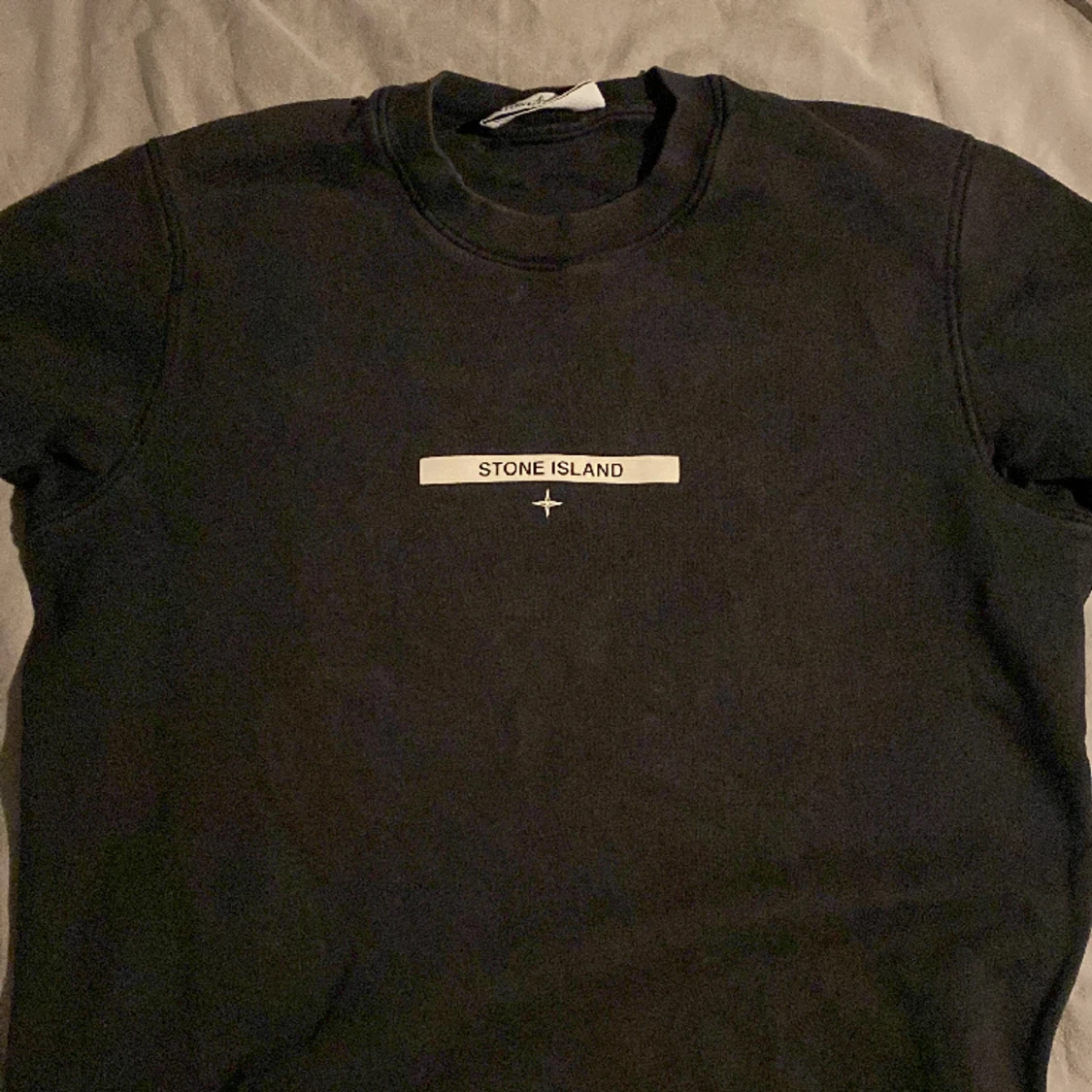 Stone island crewneck med tryck på bröstet 