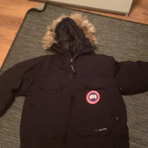 Canada goose jacka - Canada goose jacka ÄKTA! Använd i gott skick nypris 22 tusen canada goose expedition parka 