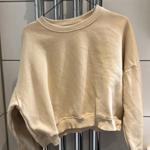 Tröja  -  Tröja med litet hål bak därför priset  Går att hämtas i Stallarholmen eller skickas mot frakt