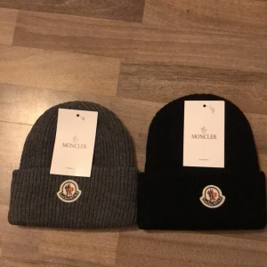 Moncler mössor - Hej nu säljer jag mina moncler mössor, aldrig använd otrolig bekväma och fina. 349 styck. De skannar inte