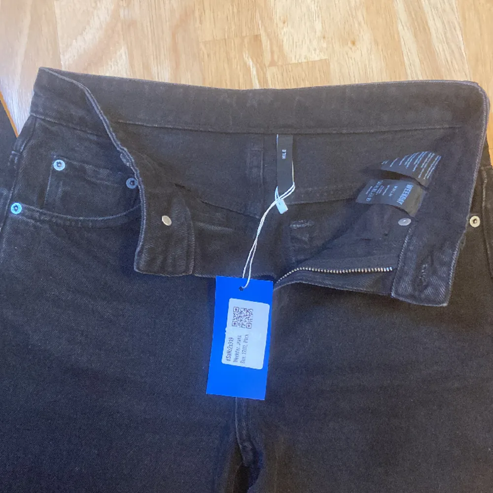 Ett par Straight jeans med mellanhög midja. 🤍Köpta för 250 kronor på Sellpy men var tyvärr lite för korta för mig som är 171. 🤍. Jeans & Byxor.