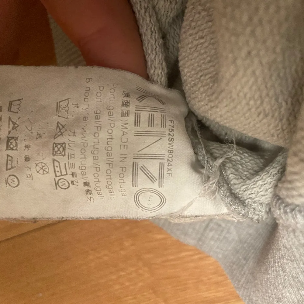 Säljer min kenzo tröja då den tyvärr inte kommer till användning, obetydligt använd i fint skick utan defekter!💞 450 ink frakt, men går att pruta såklart❣️. Hoodies.