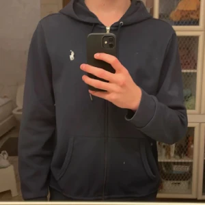 Ralph lauren zip - En riktigt snygg Ralph lauren zip hoodie till priset av endast 599! Skicket är 9/10 och ny pris ligger på ungefär 1300. Skriv om ni har frågor.