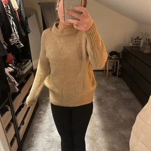 Stickad tröja  - Så skön stickad beige/brun tröja😍
