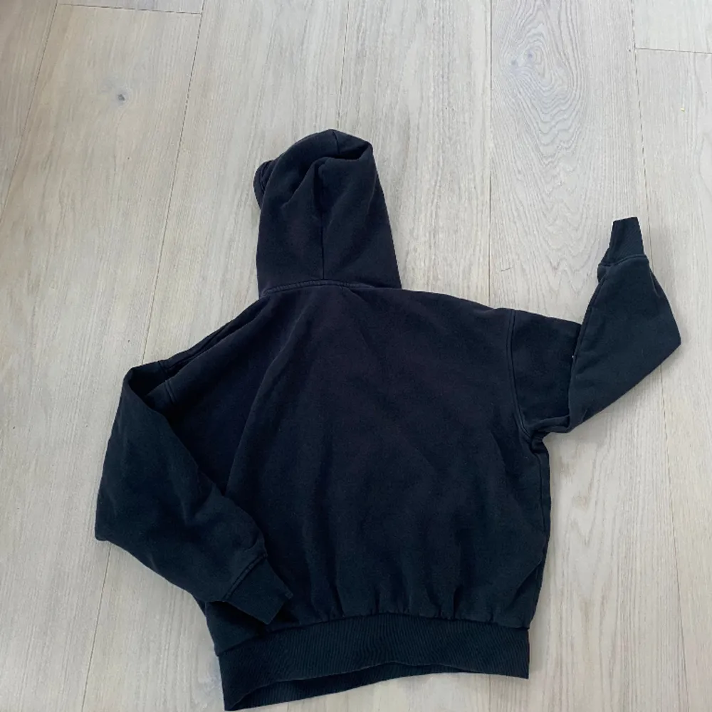 En svart hoodie från Weekday. Så skön men säljer pågrund av att den är för stor. är i bra skick. Skriv för mer info eller mer bilder 💓. Hoodies.