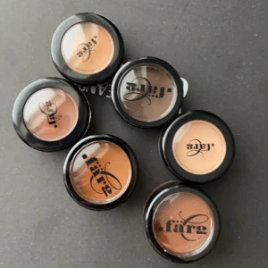 Foundation  - Foundation från märket Färg, helt oanvända och oöppnade. Köptes för frilansande men då jag lagt det åt sidan så har dom ej kommit till användning.  Alla 6 färger säljes för 150kr totalt