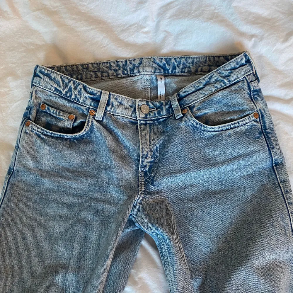dom jättefina lågmidjade arrow jeansen från weekday! skriv privat om du har frågor eller för fler bilder💕. Jeans & Byxor.