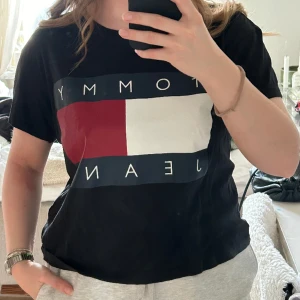 Mörkblå t-shirt från Tommy Hilfiger - Mörkblå tröja från Tommy Hillfiger Storlek M