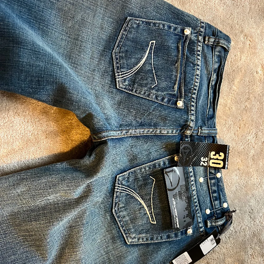 Skitsnygga nya lågmidjade bootcut jeans💕  mått➡️➡️ midjemått tvärsöver: 39cm grenmått: 20cm Innerbenslängd: 79cm (jag är 160cm men de är för långa) Jeansen är helt nya med lappen kvar, märket står på lappen . Jeans & Byxor.
