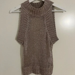 Glittrig lila topp från Monki - Genomskinlig