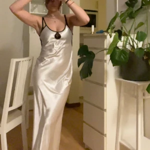 Klänning  - Jätte fin klänning i ett siden liknande material, är vit men har lite silvriga undertoner💗 öppen i ryggen!! Vet ej vart den kommer från 