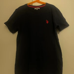U.S. Polo Assn. - Säljer min T-shirt då den är för stor. 