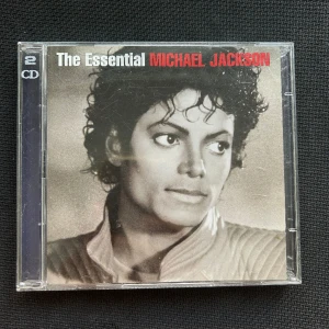 Michael Jackson the essential 2 cd  - Repor på själva asken Skivorna är i fint skick och spelbara 
