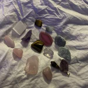Olika kristaller i flera fina färger 😍 En kristal kostar 70 kr styck 