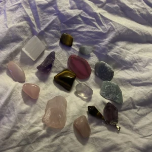 Kristaller valfria 💗💙🤍❤️ - Olika kristaller i flera fina färger 😍 En kristal kostar 70 kr styck 
