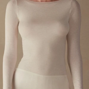 Intimissimi tröja - Säljer min beiga intimissimi tröja då jag aldrig använder den längre, därav har den absolut inga defekter💕pris kan diskuteras vid snabb affär!!!