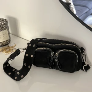 Svart handväska🤍 - Svart handväska från Gina Tricot🤍Perfekt liten väska som man får rum med allt man behöver i!! Tyvärr har dem svarta ”läder-remsorna” vid sidan av bandet gått bort, men det är inget jag stört mig på, men därav lågt pris💞