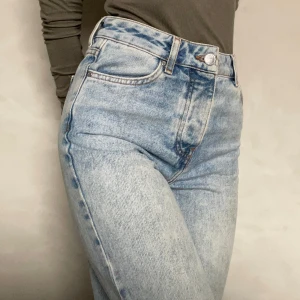 Straight jeans  - Straight mid waist. Knappar, ingen dragkedja. 
