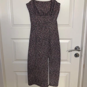 KLÄNNING - Fin klänning från H&M, använt typ 3 gånger. Sitter jättefint och är i ett stadigt, tjockt material med dubbetlyg vid brösten så man kan slippa bh om man vill. Fint somrigt mönster. Köpte för 200kr, säljer nu för 100kr