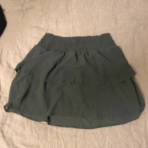 minikjol - jättefin minikjol från ONLY i en grön nyans, St. S. Bara använd fatalet ganger, säljer den då den inte kommer till användning längre. Skriv gärna om ni har några frågor!💗