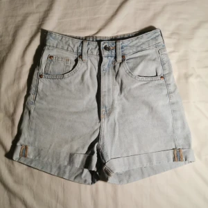 Jeans shorts!  - Jättesöta ljusblåa jeans shorts, som nyskick då de aldrig varit använda. Är i storlek 32 men passar även någon med xs eller s. Skriv för mer info💖