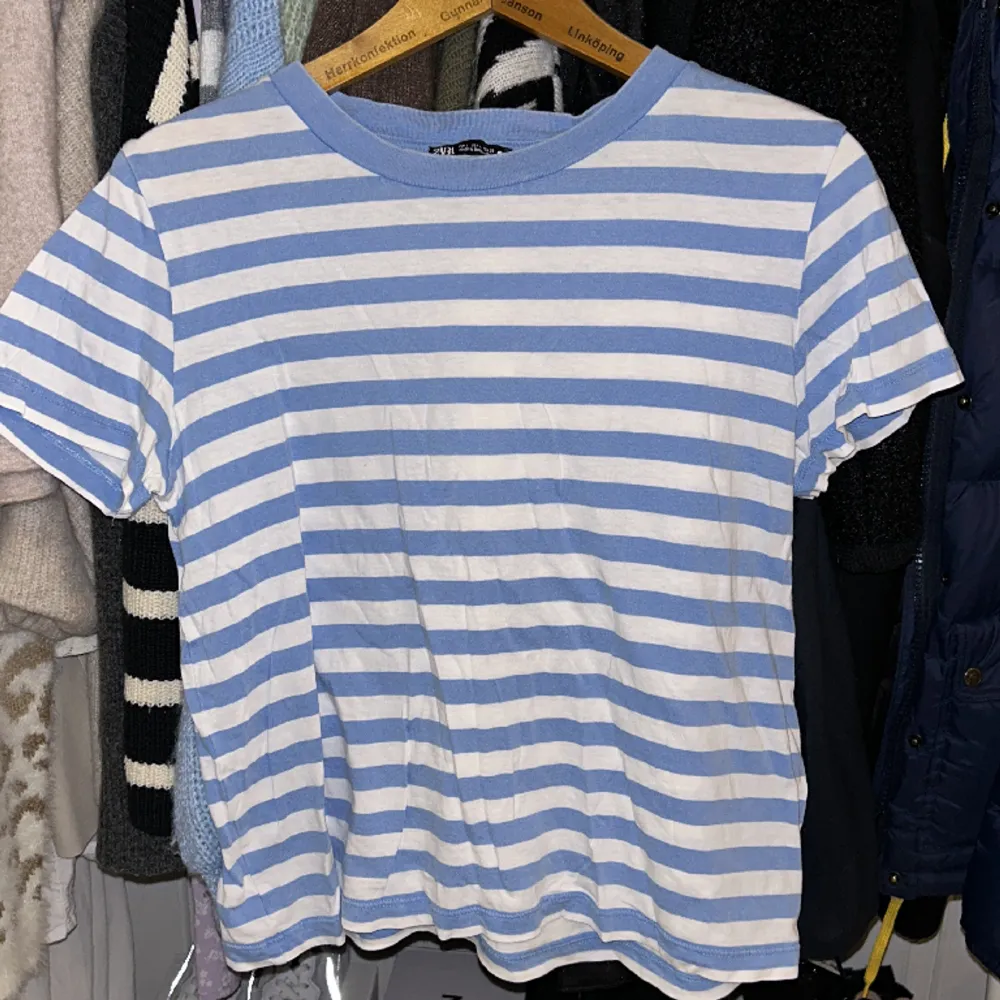 Säljer denna t-Shirt ifrån zara i storlek L me passar M o S lika bra.. T-paidat.