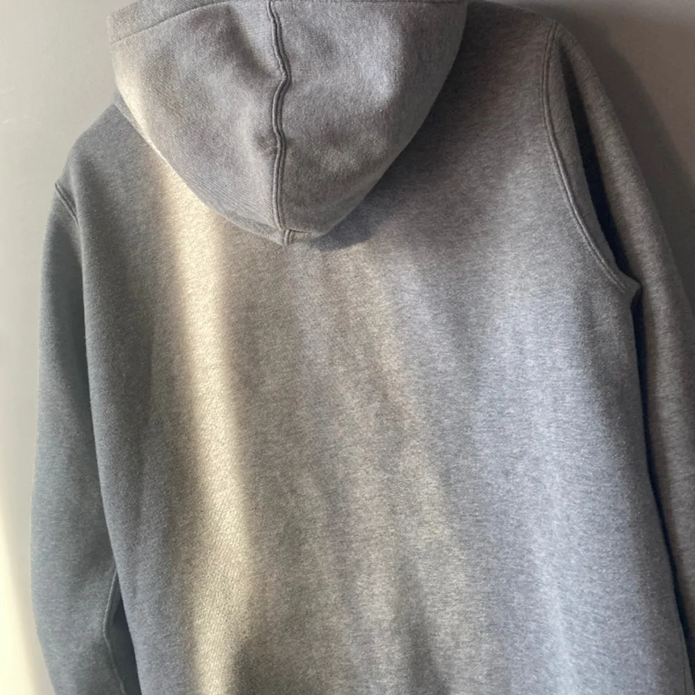 Snygg Grå Ralph lauren zip hoodie, väldigt bra skick. Bara att skriva om du har några frågor🤙. Tröjor & Koftor.