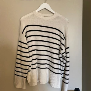 Stickad tröja - Randig stickad tröja 