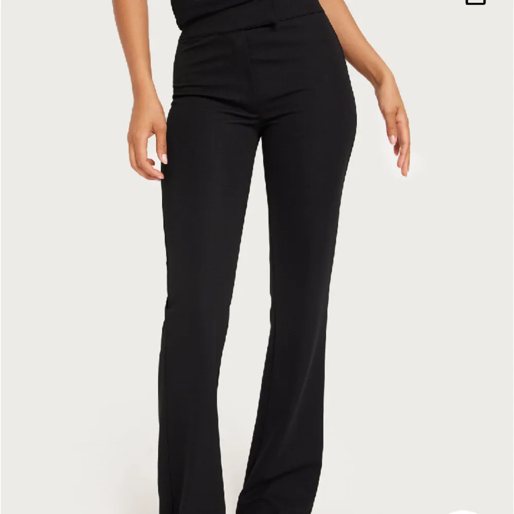 Säljer dessa svarta kostymbyxor från Nelly. Säljer på grund av att dom var för stora och för långa för mig, är 160. Har används en gång. Tycker dom är ganska stora i storleken så passar nog en XS . Jeans & Byxor.