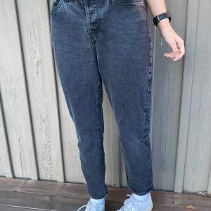 Midwaist svarta jeans från Lager157🤍 säljer pga att de är något för stora i midjan, annars jättefina!