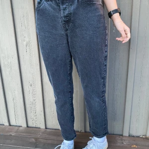 Svarta jeans - Midwaist svarta jeans från Lager157🤍 säljer pga att de är något för stora i midjan, annars jättefina!