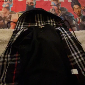 Burberry zip svart - Hej säljer min zip hoodie nu för den är förliten hör av dig vid frågor🤝