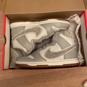 Dunk High Chenille  - Säljer mina knappt använda as feta dunks. Köpta på footlocker, original pris 2000kr. Storlek 40 1/2