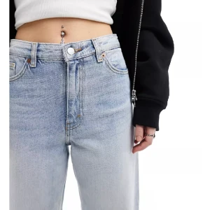 Blå jeans från monki (taiki) - Säljer dessa blåa Monkijeans i modellen Taiki. Knappt använda, i väldigt bra skick. Säljer då dom blivit förstora för mig💓 Säljer för 150kr + frakt💓 Priset kan diskuteras vid snabb affär🫶