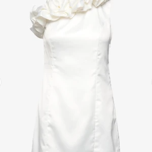 Vit one shoulder klänning - Säljer denna satinklänning med en extra snygg one arm. Kom bara till användning EN gång, men är fortfarande i jättebra skick. Köpt från boozt.