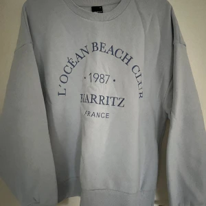 Sweatshirt från Gina tricot  - Mysig sweatshirt. Är i mycket bra skick, inte mycket använd. Säljer pågrund av att den inte passar längre