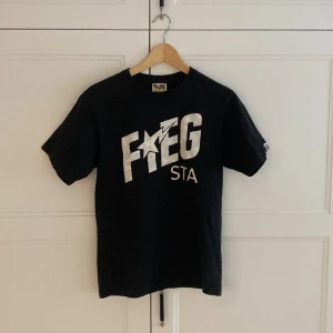 A bathing ape t-shirt - Köpt på plug me please för några år sedan men nästintill aldrig använt, endast ett fåtal gånger. Hör av er om ni vill ha fler bilder eller har några frågor.