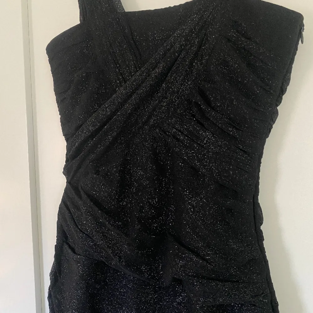 Superfin svart klänning med silvrigt glitter, är en storlek S/36 men är liten i storleken så passar XS/34✨ . Klänningar.