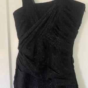 Superfin svart klänning med silvrigt glitter, är en storlek S/36 men är liten i storleken så passar XS/34✨ 
