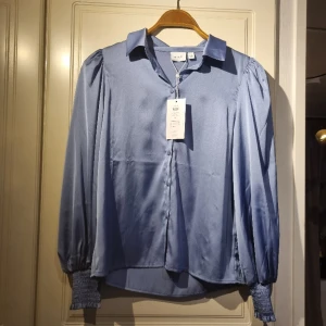 Skjorta  - Helt ny skjorta i strl 36 Nypris 450:-