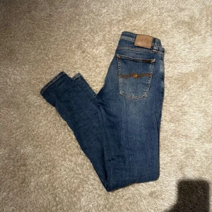 Nudie jeans - Riktigt feta nudie grim tim jeans i väldigt bra skick, inga defekter  Känn er fria att fråga om fler bilder på! 