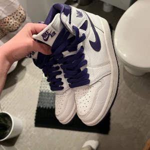 Jordan 1 high og court purple  - Använt fåtal gånger men dom är fortfarande i ett bra skick!, kommer med kartong och lila snören. 