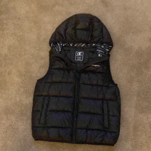 Champion väst - Säljer nu min champion väst eftersom att den har blivit för liten för mig men även att jag har beställt en ny väst. Västen är i gott skick och har använts i endast ett halv år