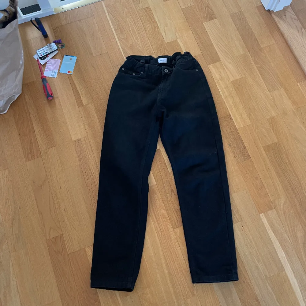 Svarta jeans strl 25, justerbar midja  Passar längd 158. Jeans & Byxor.