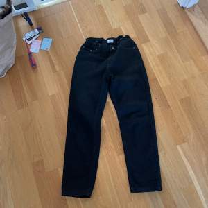 Svarta jeans strl 25, justerbar midja  Passar längd 158