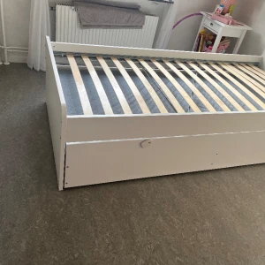 Säng plus undersäng  - Säljer denna undersäng med sang madrasser och ribbotten.  