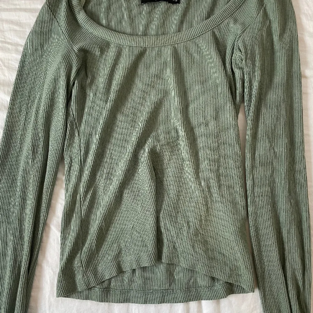 Jättesnygg långärmad tröja från Bik Bok! 💓 köpte för 300kr Och sälja eftersom det inte kommer till användning.😊 Jag är 174cm typ.. Tröjor & Koftor.