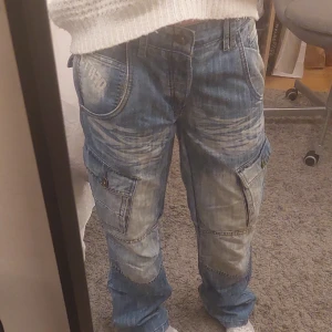 Lågmidjade jeans - Säljer dessa lågmidjade jeans som är använda ca 2 ggr 💕 Säljer då de är för stora för mig som brukar ha strl 36